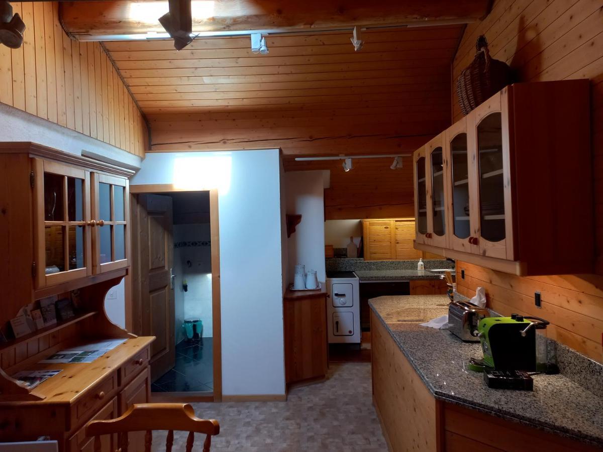 Confortevole Mansarda Di Montagna Poschiavo Bagian luar foto